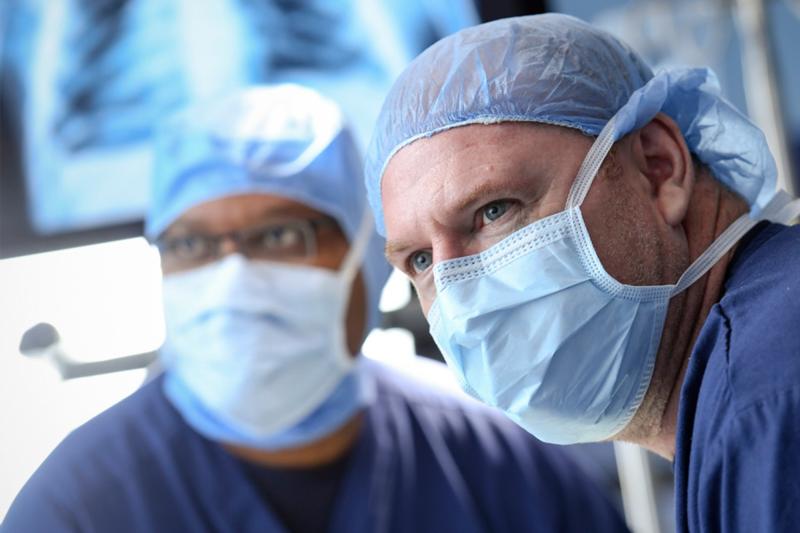 Two surgeons in thoracic surgery.